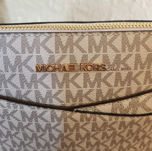 Michael Kors Jet Set Medium Dome Crossbody Bag Vanilla NWT - Picture 4 of 9